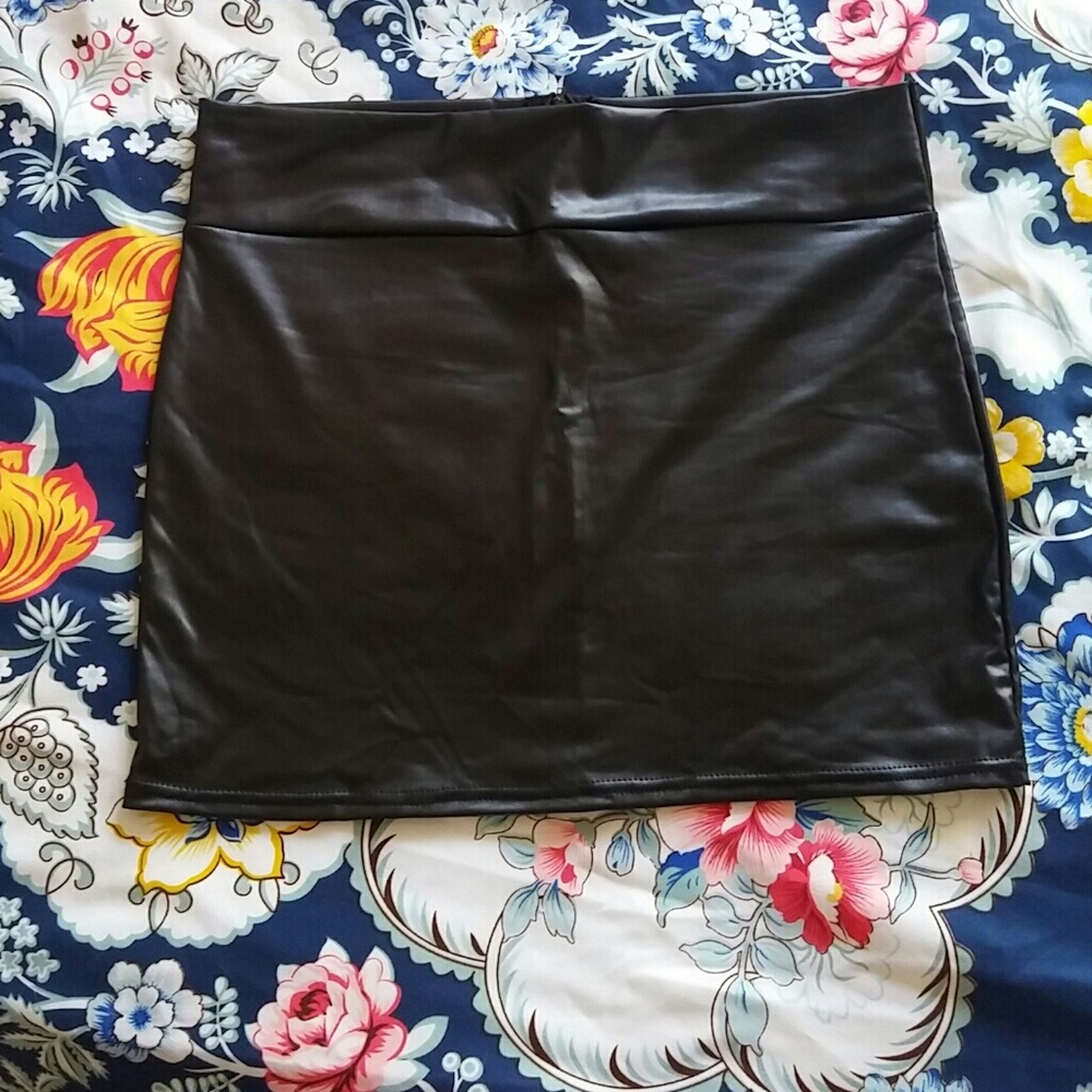 Faux leather mini skirt